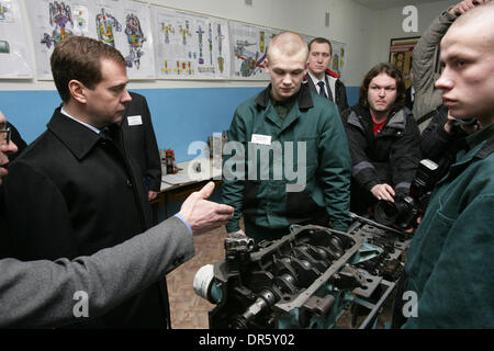 11. Februar 2009 - Wologda, Russland - der russische Präsident DMITRY MEDVEDEV besucht Vologda Haftanstalt für Jugendliche Straftäter. (Kredit-Bild: © PhotoXpress/ZUMA Press) Einschränkungen: * Nord- und Südamerika Rechte nur * Stockfoto