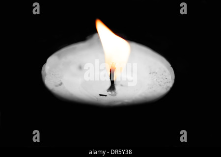 Kerze Licht isoliert auf schwarz Stockfoto