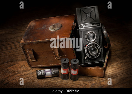 Vintage Voigtländer brillant-Kamera mit Ledertasche und Roll-Filme. Stockfoto