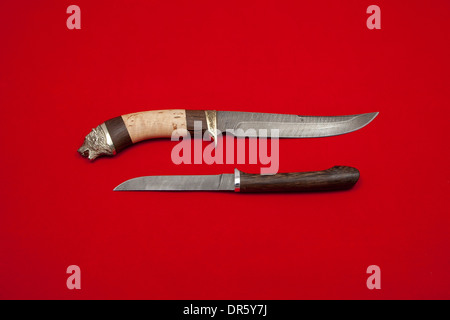 Zwei Messer auf rot Stockfoto