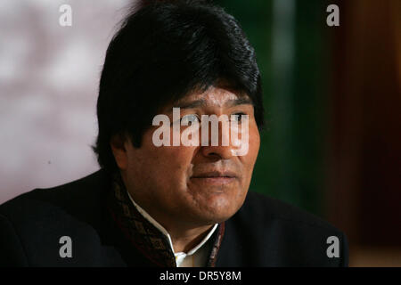 16. Februar 2009 - Moskau, Russland - Präsident Boliviens Evo Morales besucht Moskau. Im Bild: Präsident von Boliviens EVO MORALES in der Sitzung mit Präsidenten der Russischen Föderation im Kreml. (Kredit-Bild: © PhotoXpress/ZUMA Press) Einschränkungen: * Nord- und Südamerika Rechte nur * Stockfoto