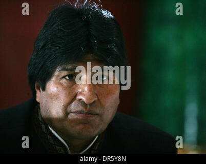 16. Februar 2009 - Moskau, Russland - Präsident Boliviens Evo Morales besucht Moskau. Im Bild: Präsident von Boliviens EVO MORALES in der Sitzung mit Präsidenten der Russischen Föderation im Kreml. (Kredit-Bild: © PhotoXpress/ZUMA Press) Einschränkungen: * Nord- und Südamerika Rechte nur * Stockfoto