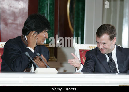 16. Februar 2009 - Moskau, Russland - Präsident Boliviens Evo Morales besucht Moskau. Im Bild: Präsident von Bolivien EVO MORALES (L) bei dem Treffen mit President of Russia DMITRY MEDVEDEV (R) im Kreml. (Kredit-Bild: © PhotoXpress/ZUMA Press) Einschränkungen: * Nord- und Südamerika Rechte nur * Stockfoto