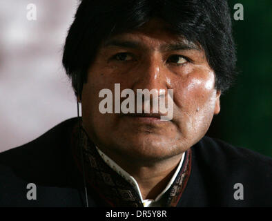 16. Februar 2009 - Moskau, Russland - Präsident Boliviens Evo Morales besucht Moskau. Im Bild: Präsident von Boliviens EVO MORALES in der Sitzung mit Präsidenten der Russischen Föderation im Kreml. (Kredit-Bild: © PhotoXpress/ZUMA Press) Einschränkungen: * Nord- und Südamerika Rechte nur * Stockfoto