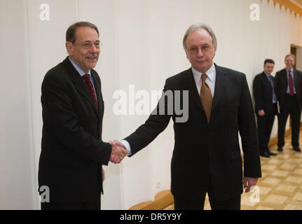 19. Februar 2009 - Minsk, Belarus - EU Minister für auswärtige Angelegenheiten JAVIER SOLANA mit Belarus Foreign Minister SERGEI MARTYNOV (R) in Weißrussland. Nach Javier Solana, die Politik der Europäischen Union zu Belarus bleibt zwei-zinkige: Wir haben restriktive Maßnahmen richtet sich an Verantwortliche für Wahlen Fehlverhalten und Missbrauch, aber wir sind auch offen für die Auseinandersetzung mit einer Br Stockfoto