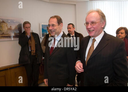 19. Februar 2009 - Minsk, Belarus - EU Minister für auswärtige Angelegenheiten JAVIER SOLANA mit Belarus Foreign Minister SERGEI MARTYNOV (R) in Weißrussland. Nach Javier Solana, die Politik der Europäischen Union zu Belarus bleibt zwei-zinkige: Wir haben restriktive Maßnahmen richtet sich an Verantwortliche für Wahlen Fehlverhalten und Missbrauch, aber wir sind auch offen für die Auseinandersetzung mit einer Br Stockfoto