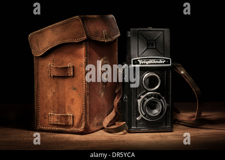 Vintage Voigtländer brillant-Kamera mit Ledertasche. Stockfoto