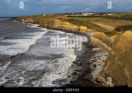 Southerndown Strand und die Bucht mit Dorf auf einem Felsen an der Spitze, Dunraven, Glamorgan, Wales, UK Stockfoto