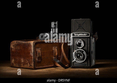 Vintage Voigtländer brillant-Kamera mit Ledertasche und Roll-Filme. Stockfoto