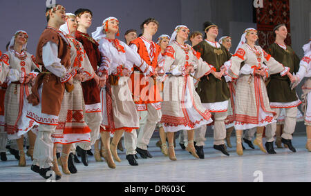 24. Februar 2009 - Moskau, Russland - State Folk Dance Ensemble von Belarus führen in Moskau. Staatliche Folk Dance Ensemble von Belarus ist die führende choreografischen Landesgesellschaft von Belarus. (Kredit-Bild: © PhotoXpress/ZUMA Press) Einschränkungen: * Nord- und Südamerika Rechte nur * Stockfoto