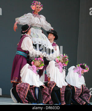 24. Februar 2009 - Moskau, Russland - State Folk Dance Ensemble von Belarus führen in Moskau. Staatliche Folk Dance Ensemble von Belarus ist die führende choreografischen Landesgesellschaft von Belarus. (Kredit-Bild: © PhotoXpress/ZUMA Press) Einschränkungen: * Nord- und Südamerika Rechte nur * Stockfoto