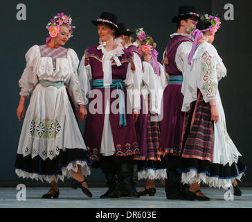 24. Februar 2009 - Moskau, Russland - State Folk Dance Ensemble von Belarus führen in Moskau. Staatliche Folk Dance Ensemble von Belarus ist die führende choreografischen Landesgesellschaft von Belarus. (Kredit-Bild: © PhotoXpress/ZUMA Press) Einschränkungen: * Nord- und Südamerika Rechte nur * Stockfoto