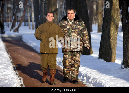 24. Februar 2009 treffen - Moskau, Russland - der russische Präsident DMITRY MEDVEDEV und Präsident von Tadschikistan EMOMALI seinem in Moskau, Zusammenarbeit im Energiebereich und bei der Lösung regionaler Probleme zu steigern. Die Präsidenten haben die bilateralen Beziehungen und beschlossen, gemeinsame Arbeit im Rahmen einer zwischenstaatlichen Kommission weiter. Bild: die Staats-und Regierungschefs verbringen Zeit zusammen an der St. Stockfoto