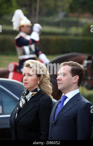 2. März 2009 vorbereiten - Madrid, Spanien - der russische Präsident DMITRY MEDVEDEV und seine Frau SVETLANA MEDVEDEVA, der König und die Königin von Spanien im Zarzuela-Palast zu treffen. (Kredit-Bild: © PhotoXpress/ZUMA Press) Einschränkungen: * Nord- und Südamerika Rechte nur * Stockfoto