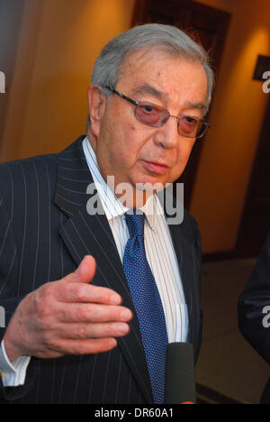 24. März 2009 - Saratow, Rußland - YEVGENY PRIMAKOV, Vorsitzender des Handels-Industrie Kammer der Russischen Föderation bei einem Besuch in Saratow. Yevgeny Primakov ist ein russischer Politiker, ein ehemaliger KGB-allgemeine und ein ehemaliger Premierminister von Russland. Er war auch der letzte Redner des Sowjets der Union des Obersten Sowjets und dem russischen Außenminister. (Kredit-Bild: © PhotoXpress/ZUMA Press) RESTRI Stockfoto