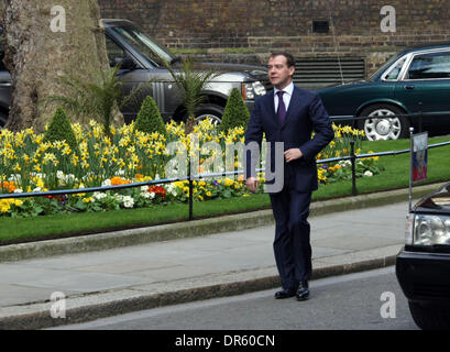 1. April 2009 - London, England, Vereinigtes Königreich - kommt der russische Präsident DMITRY MEDVEDEV in 10 Downing Street für Gespräche. (Kredit-Bild: © PhotoXpress/ZUMA Press) Einschränkungen: * Nord- und Südamerika Rechte nur * Stockfoto