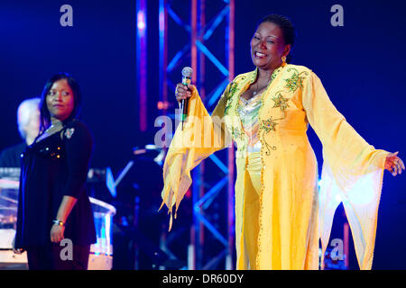 2. April 2009 tritt während einer Konzert-Show in Moskau - Moskau, Russland - Lead-Sänger der 70er Jahre Disco Band Boney M. LIZ MITCHELL. (Kredit-Bild: © PhotoXpress/ZUMA Press) Einschränkungen: * Nord- und Südamerika Rechte nur * Stockfoto