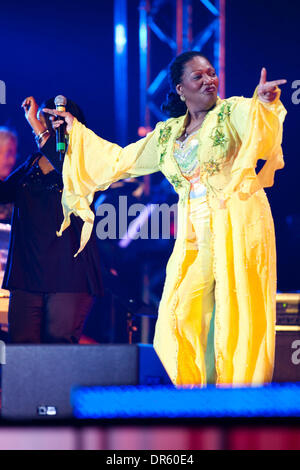 2. April 2009 tritt während einer Konzert-Show in Moskau - Moskau, Russland - Lead-Sänger der 70er Jahre Disco Band Boney M. LIZ MITCHELL. (Kredit-Bild: © PhotoXpress/ZUMA Press) Einschränkungen: * Nord- und Südamerika Rechte nur * Stockfoto