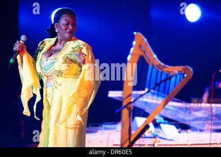 2. April 2009 tritt während einer Konzert-Show in Moskau - Moskau, Russland - Lead-Sänger der 70er Jahre Disco Band Boney M. LIZ MITCHELL. (Kredit-Bild: © PhotoXpress/ZUMA Press) Einschränkungen: * Nord- und Südamerika Rechte nur * Stockfoto