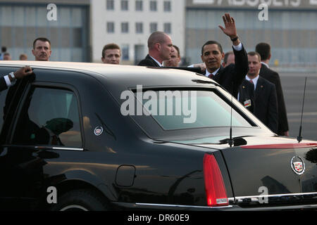 4. April 2009 - besucht Prag, Tschechische Republik - US-Präsident BARACK OBAMA Tschechien. Präsident Obama legte einen ehrgeizigen Plan, befreie die Welt von Atomwaffen in Prag, erinnert an seine erfolgreiche Wahlspruch der Kampagne von "Yes we Can" Aufruf für World-Action, die nukleare Bedrohung zu stellen. (Kredit-Bild: © PhotoXpress/ZUMA Press) Einschränkungen: * Nord- und Süd-Amerika-Ri Stockfoto