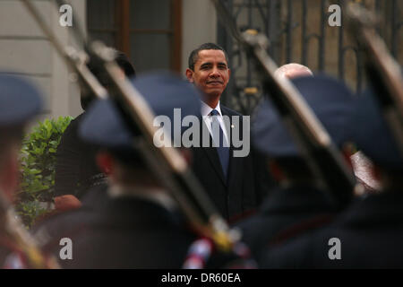 4. April 2009 - besucht Prag, Tschechische Republik - US-Präsident BARACK OBAMA Tschechien. Präsident Obama legte einen ehrgeizigen Plan, befreie die Welt von Atomwaffen in Prag, erinnert an seine erfolgreiche Wahlspruch der Kampagne von "Yes we Can" Aufruf für World-Action, die nukleare Bedrohung zu stellen. (Kredit-Bild: © PhotoXpress/ZUMA Press) Einschränkungen: * Nord- und Süd-Amerika-Ri Stockfoto