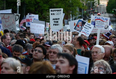 15. April 2009 - Atlanta, Georgia, USA - protestieren Tausende von Menschenmenge um das Georgia State Capital Building für Atlanta Tea Party in Atlanta. Redner Sprachen auf das Publikum über ihre Wahrnehmung von Steuern und Staatsausgaben. (Kredit-Bild: © Josh D. Weiss/ZUMA Press) Stockfoto