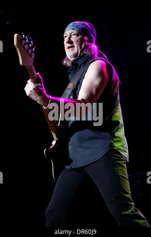 19. April 2009 führt - Moskau, Russland - Gitarrist ROGER GLOVER von Deep Purple live in Moskau. (Kredit-Bild: © PhotoXpress/ZUMA Press) Stockfoto