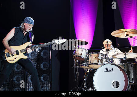 19. April 2009 - Moskau, Russland - Gitarrist ROGER GLOVER und Schlagzeuger IAN PACE von Deep Purple live in Moskau führt. (Kredit-Bild: © PhotoXpress/ZUMA Press) Stockfoto