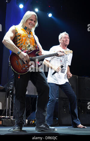 19. April 2009 - Moskau, Russland - Gitarrist STEVE MORSE und Sänger IAN GILLAN von Deep Purple live in Moskau führt. (Kredit-Bild: © PhotoXpress/ZUMA Press) Stockfoto