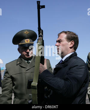 22. April 2009 - Ryazan, Russland - Präsident von Russland DMITRY MEDVEDEV checkt ein Scharfschützengewehr während eines Besuchs in Ryazan Fallschirmjäger Militärakademie. (Kredit-Bild: © PhotoXpress/ZUMA Press) Stockfoto