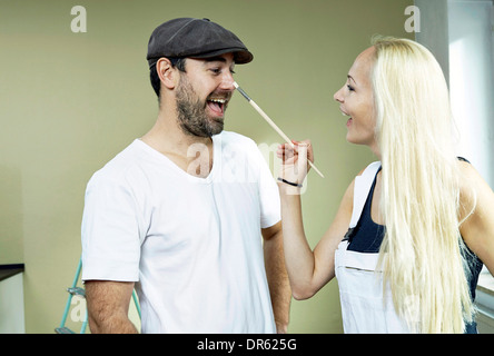 Paar renovieren, Frau herumalbern, München, Bayern, Deutschland Stockfoto
