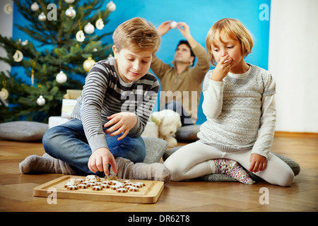 Kinder essen Weihnachtsplätzchen, München, Bayern, Deutschland Stockfoto