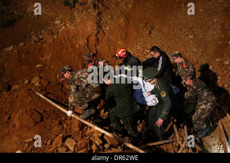 Peking, China Zhejiang Provinz. 20. Januar 2014. Retter übertragen eine eingeschlossene Person nach ein Erdrutsch in der Nähe einer Straßenbaustelle in der bergigen Kaihua Grafschaft in Quzhou Stadt, Ost-China Zhejiang Provinz, 20. Januar 2014 aufgetreten. Alle fünf eingeschlossenen Personen wurden aus dem Erdrutsch gezogen und ins Krankenhaus nach die Katastrophe am Montag Nachmittag stattfand. Bildnachweis: Guo Guangjie/Xinhua/Alamy Live-Nachrichten Stockfoto