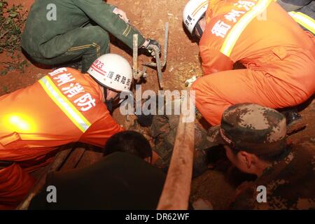 Peking, China Zhejiang Provinz. 20. Januar 2014. Retter erreichen eine eingeschlossene Person nach ein Erdrutsch in der Nähe einer Straßenbaustelle in der bergigen Kaihua Grafschaft in Quzhou Stadt, Ost-China Zhejiang Provinz, 20. Januar 2014 aufgetreten. Alle fünf eingeschlossenen Personen wurden aus dem Erdrutsch gezogen und ins Krankenhaus nach die Katastrophe am Montag Nachmittag stattfand. Bildnachweis: Guo Guangjie/Xinhua/Alamy Live-Nachrichten Stockfoto