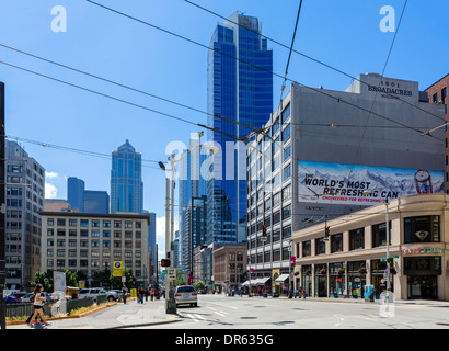 Zeigen Sie auf der 2nd Avenue an der Kreuzung mit der Stewart Street in der Innenstadt von Seattle, Washington, USA an Stockfoto