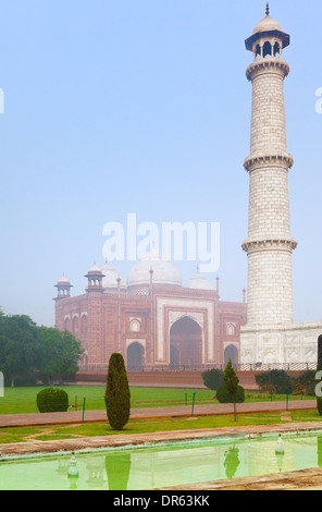 Architektur des Taj Mahal architektonischer Komplex. Seite Minarett und Seite Mosk Gebäude (Jawab) Morgen Nebel Stockfoto