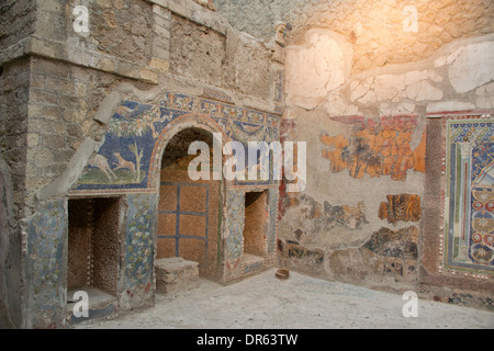 Italien, Herculaneum. Stadt bedeckt in Asche, wenn Vesuv im Jahre 79 N.Chr. brach  Original verzierten Mosaik bedeckte Wände. Stockfoto