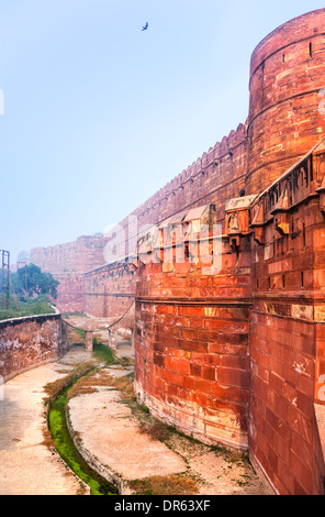 Hohe Wände rot Agra Fort im Morgennebel. Uttar Pradesh, Indien Stockfoto