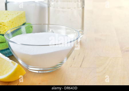 Umweltfreundliche natürliche Reiniger. Essig, Backpulver, Salz, Zitrone und Tuch auf dem Holztisch. Hausgemachte grüne Reinigung. Kopieren Sie Raum. Stockfoto