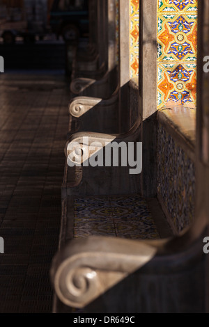 Stein und gekachelten Bänke an einem schattigen Plätzchen auf dem Platz in Tazacorte, La Palma, Kanarische Inseln, Spanien. Stockfoto