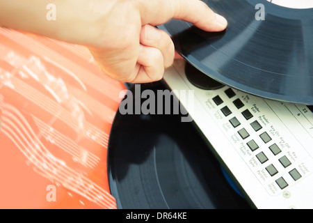 Hand des DJ Vinyl LP ändern Stockfoto