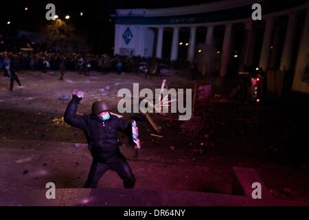 Kiew, Ukraine. 20. Januar 2014. Demonstranten Zusammenstoß mit der Polizei, in zentralen Kiew, Ukraine, am 20. Januar 2014. Demonstranten errichteten Barrikaden aus verkohlten Fahrzeuge und anderen Materialien im Zentrum von Kiew, wie der Klang von Blendgranaten in der eisigen Luft hören kann, wie Polizei, Straße Proteste gegen die Regierung zu unterdrücken versuchen. Bildnachweis: Sergii Kharchenko/NurPhoto/ZUMAPRESS.com/Alamy Live-Nachrichten Stockfoto