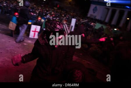 Kiew, Ukraine. 20. Januar 2014. Demonstranten Zusammenstoß mit der Polizei, in zentralen Kiew, Ukraine, am 20. Januar 2014. Demonstranten errichteten Barrikaden aus verkohlten Fahrzeuge und anderen Materialien im Zentrum von Kiew, wie der Klang von Blendgranaten in der eisigen Luft hören kann, wie Polizei, Straße Proteste gegen die Regierung zu unterdrücken versuchen. Bildnachweis: Sergii Kharchenko/NurPhoto/ZUMAPRESS.com/Alamy Live-Nachrichten Stockfoto