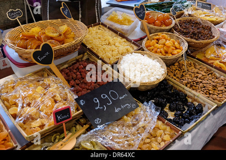 Auswahl an getrockneten Früchten auf Straße Marktstand, Rennes, Bretagne, Frankreich Stockfoto