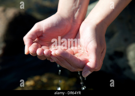 Frau Hände spielen mit natürlichem Wasser Stockfoto