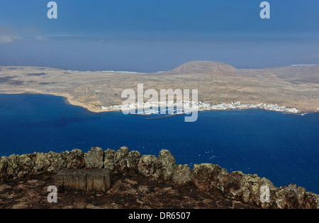 Blick auf die Insel La Graciosa im Norden von Lanzarote, Kanarische Inseln, Kanaren, Spanien Stockfoto