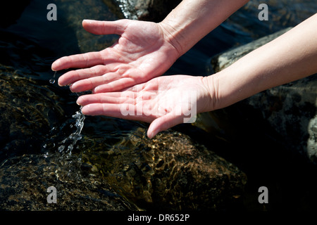 Frau Hände spielen mit natürlichem Wasser Stockfoto