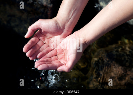 Frau Hände spielen mit natürlichem Wasser Stockfoto