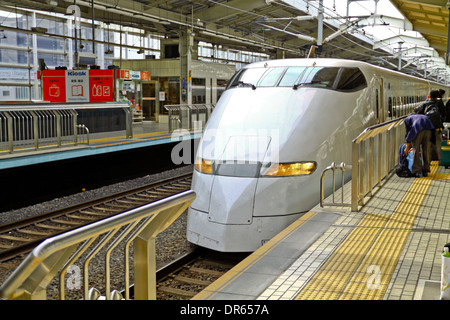 High-Speed-Zug-Shinkansen oder Hochgeschwindigkeitszug auf einer Plattform im Bahnhof von Kyoto, Japan. Stockfoto