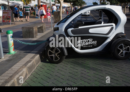 Lanzarote Kanarische Inseln Renault Twizy Elektroauto aufladen am Straßenrand Stockfoto